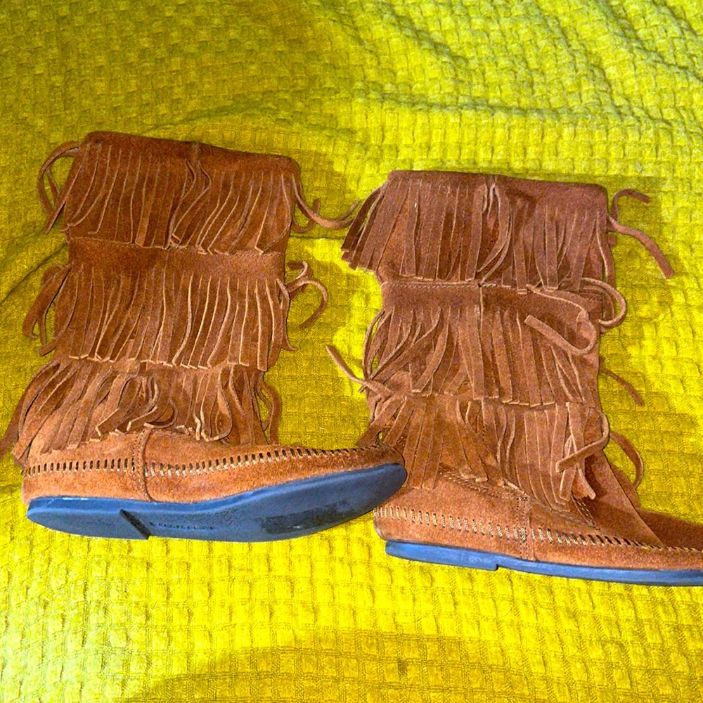 Minnetonka fringed boots size 7
